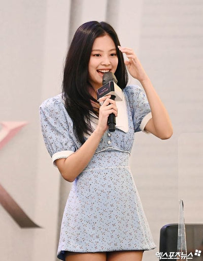 Robe Bleue Fleurs Col Blanc Dentelle Jennie BlackPink Fan Sign Born Pink Kpop