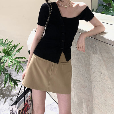 T Shirt Asymétrique Manche Epaule Nue Boutons en Diagonal Karina Aespa