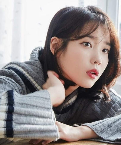 IU Pull Long Col Bleu Marine à Manches Longues et Broderie Torsadée