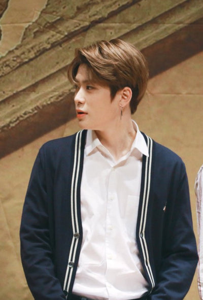 Cardigan avec Broderie Abeille Col V Idole Taeyong et Jaehyun NCT KPop