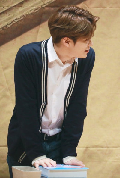 Cardigan avec Broderie Abeille Col V Idole Taeyong et Jaehyun NCT KPop