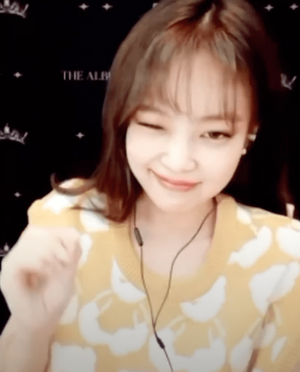 Jennie KIM BLACKPINK AQO Pull En Laine Tricoté Ours Jaune Fan Meeting