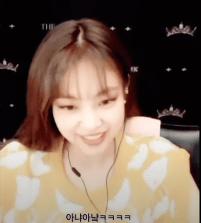 Jennie KIM BLACKPINK AQO Pull En Laine Tricoté Ours Jaune Fan Meeting