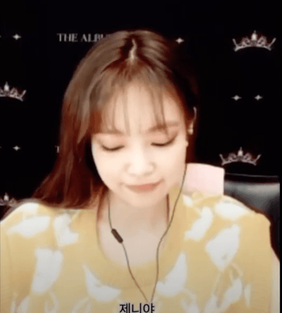 Jennie KIM BLACKPINK AQO Pull En Laine Tricoté Ours Jaune Fan Meeting