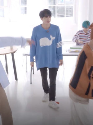 Pull Bleu Tricot Baleine Blanche Jin BTS Mode Coréenne Redingote