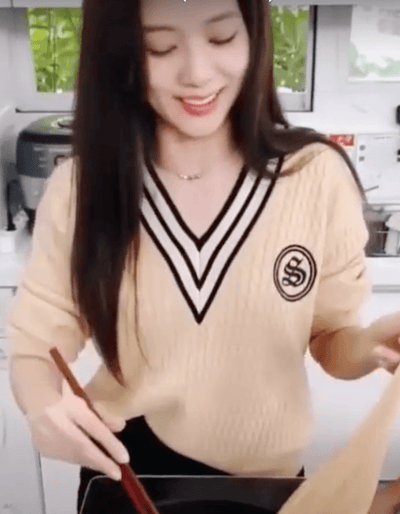 Jisoo BlackPink Tasty Square Pull Laine Ample Col V Tricot Ep 44