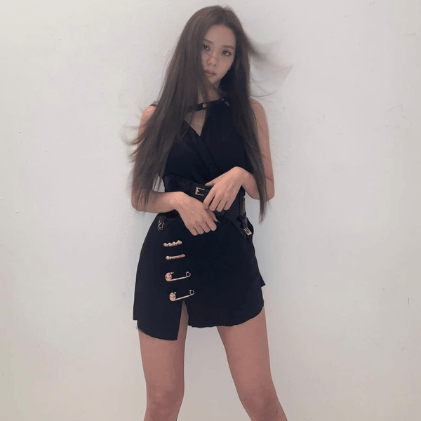 Mini Robe Glamour Asymétrique Avec épingle de sûreté Jisoo BlackPink