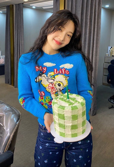 My Life is Crap Chandail Motif Broderie Agneau Joy Red Velvet Sweater