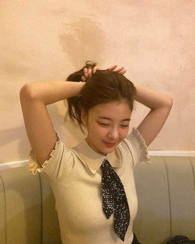 Haut en maille fine avec Foulard Plissé et Col Polo Lia Itzy Mode Polo