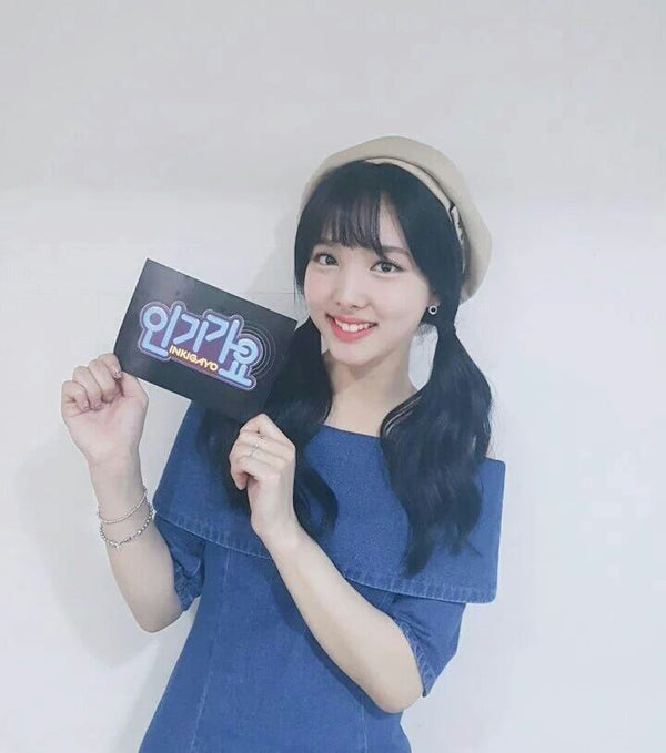 Robe en Jean épaules dénudées Nayeon MC Inkigayo Kpop Twice