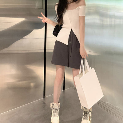 T Shirt Asymétrique Manche Epaule Nue Boutons en Diagonal Joy RedVelvet