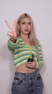 Beau Top Tricolore Vert Laine Col V avec Boutons Somi Tik Tok Dumb Dumb