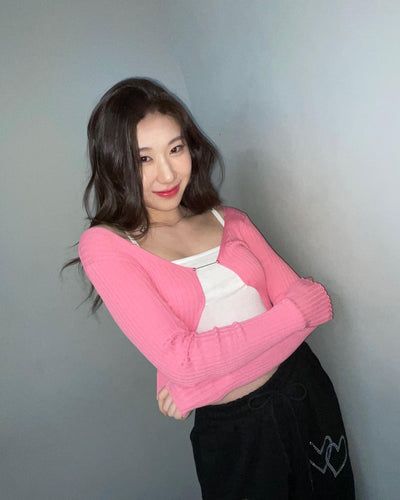 Cardigan Maille Rose à Broche Design Haut Court Chaeryeong Itzy Twenty Dance