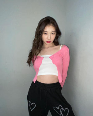 Cardigan Maille Rose à Broche Design Haut Court Chaeryeong Itzy Twenty Dance