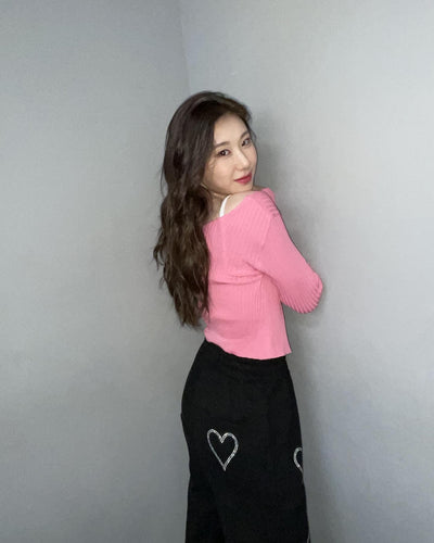 Cardigan Maille Rose à Broche Design Haut Court Chaeryeong Itzy Twenty Dance