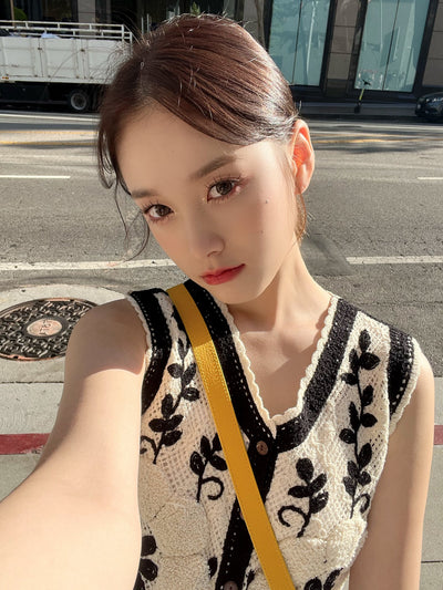 Cardigan Noir Blanc Brodé Fleurs Pétales StayC J Mode Femme Style Coréen