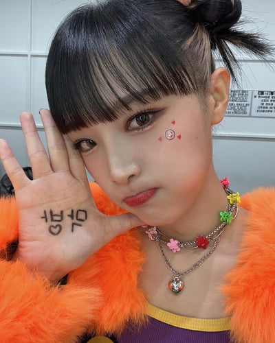 Collier Fleurs en Pinces Cheveux Colorés et Pendentif Coeur Yena Smiley