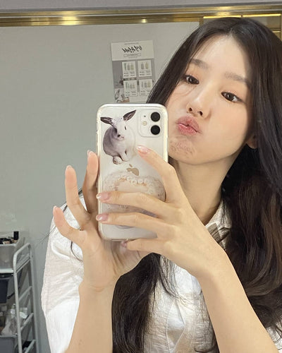 Coque iPhone Mignon Lapin avec Couronne et Gateau Miyeon G idle Kpop