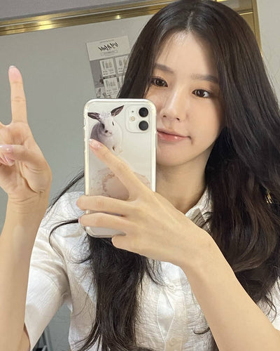Coque iPhone Mignon Lapin avec Couronne et Gateau Miyeon G idle Kpop