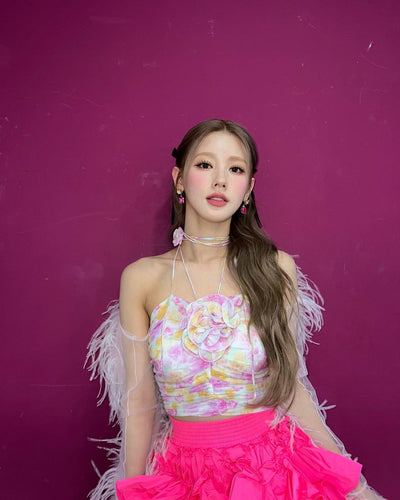 Corset Coloré Avec Fleurs et Collier Miyeon Drive MV Solo Mode Kpop