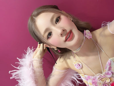 Corset Coloré Avec Fleurs et Collier Miyeon Drive MV Solo Mode Kpop