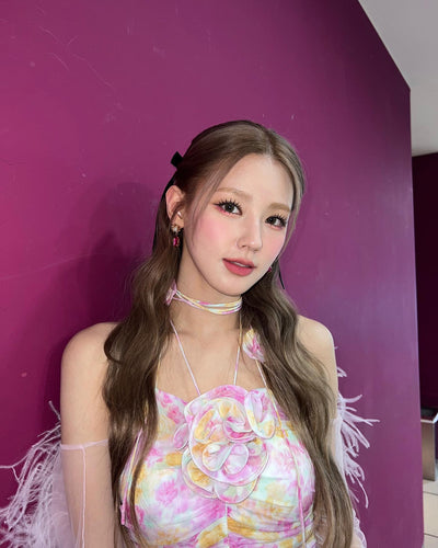 Corset Coloré Avec Fleurs et Collier Miyeon Drive MV Solo Mode Kpop