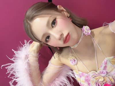 Corset Coloré Avec Fleurs et Collier Miyeon Drive MV Solo Mode Kpop