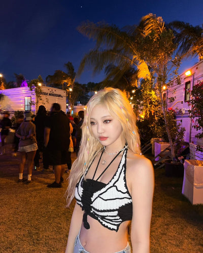Crop Top Blanc Ailes Papillon Rayures Noires Ningning Aespa Coachella
