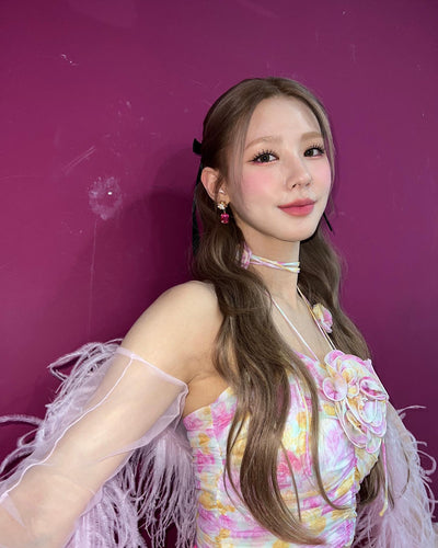 Corset Coloré Avec Fleurs et Collier Miyeon Drive MV Solo Mode Kpop