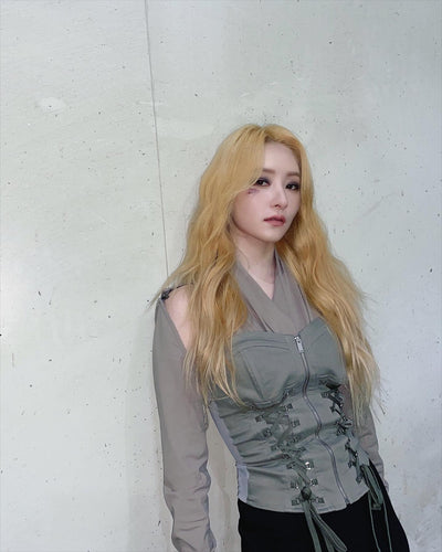 Crop Top Kaki à Lacets Mode Kpop Sexy Sua Dreamcatcher Concept Image