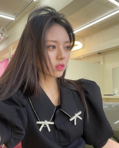 Crop Top Manches Bouffantes Col Avec Noeuds en Diamant Yuna Itzy