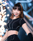 Crop Top Noir avec Coutures Blanches Chaewon LE SSERAFIM Inkigayo Kpop