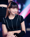 Crop Top Noir avec Coutures Blanches Chaewon LE SSERAFIM Inkigayo Kpop