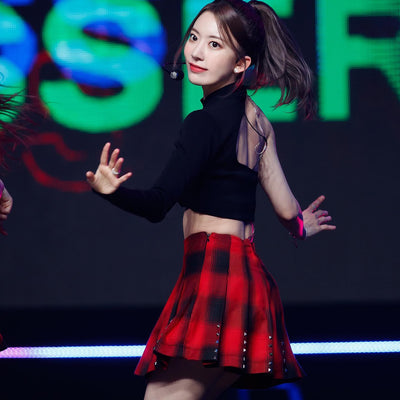 Crop Top Noir Manche Unique Epaule Nue Rond Sakura LE SSERAFIM Kpop Mnet