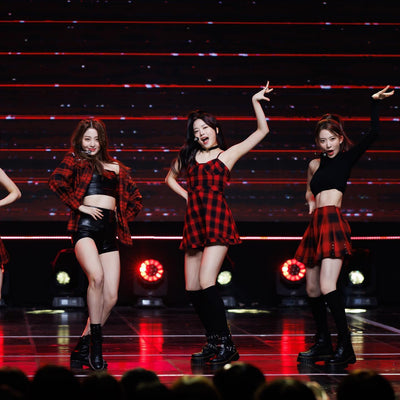 Crop Top Noir Manche Unique Epaule Nue Rond Sakura LE SSERAFIM Kpop Mnet