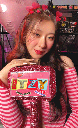 Crop Top Rose Bonbon Coeur Métal Chaeryeong Itzy Twenty MV Fan Meeting