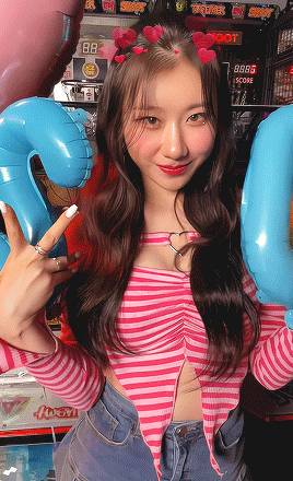 Crop Top Rose Bonbon Coeur Métal Chaeryeong Itzy Twenty MV Fan Meeting