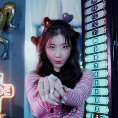 Crop Top Rose Bonbon Coeur Métal Chaeryeong Itzy Twenty MV Fan Meeting