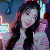 Crop Top Rose Bonbon Coeur Métal Chaeryeong Itzy Twenty MV Fan Meeting