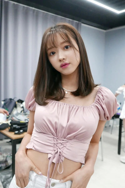 Crop Top Rose Satin Corset Lacet Blouse Courte YooA Oh My Girl Mode Kpop