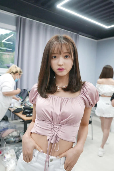 Crop Top Rose Satin Corset Lacet Blouse Courte YooA Oh My Girl Mode Kpop
