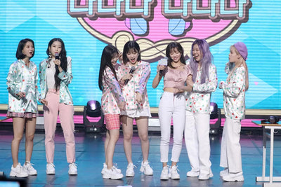 Crop Top Rose Satin Corset Lacet Blouse Courte YooA Oh My Girl Mode Kpop