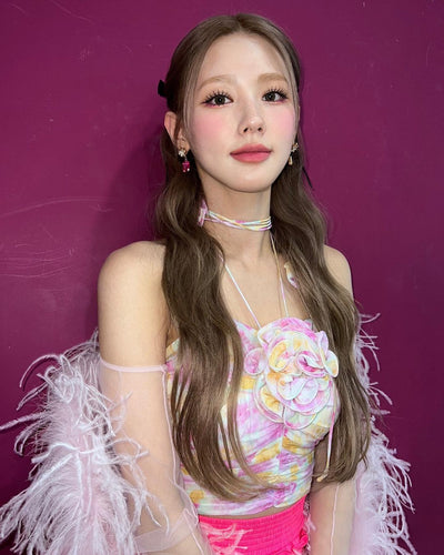 Corset Coloré Avec Fleurs et Collier Miyeon Drive MV Solo Mode Kpop