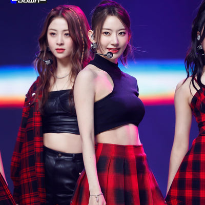 Crop Top Noir Manche Unique Epaule Nue Rond Sakura LE SSERAFIM Kpop Mnet