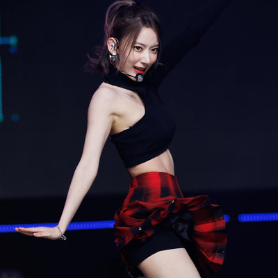 Crop Top Noir Manche Unique Epaule Nue Rond Sakura LE SSERAFIM Kpop Mnet