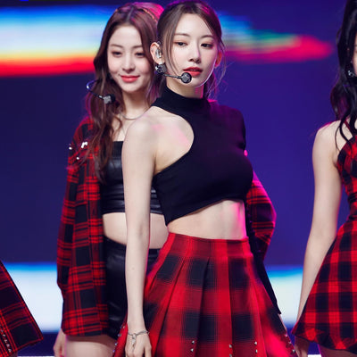 Crop Top Noir Manche Unique Epaule Nue Rond Sakura LE SSERAFIM Kpop Mnet
