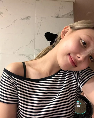 Haut rayé sexy Bretelle Epaule Nue Marinière Nayeon Twice Bubble Mode