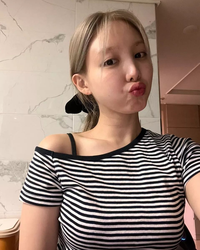 Haut rayé sexy Bretelle Epaule Nue Marinière Nayeon Twice Bubble Mode