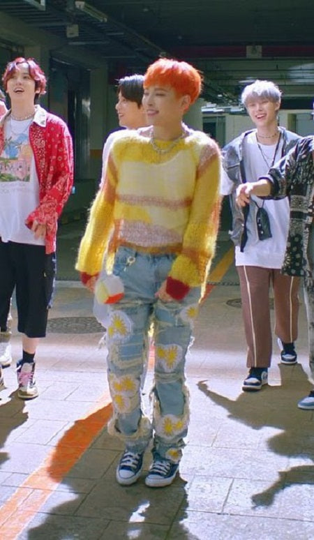 Jean Délavé avec Trous et Ecusson Fleurs Jaune Hongjoong ATEEZ Kpop