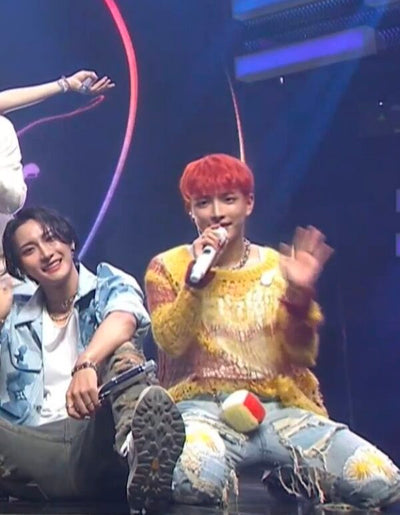 Jean Délavé avec Trous et Ecusson Fleurs Jaune Hongjoong ATEEZ Kpop